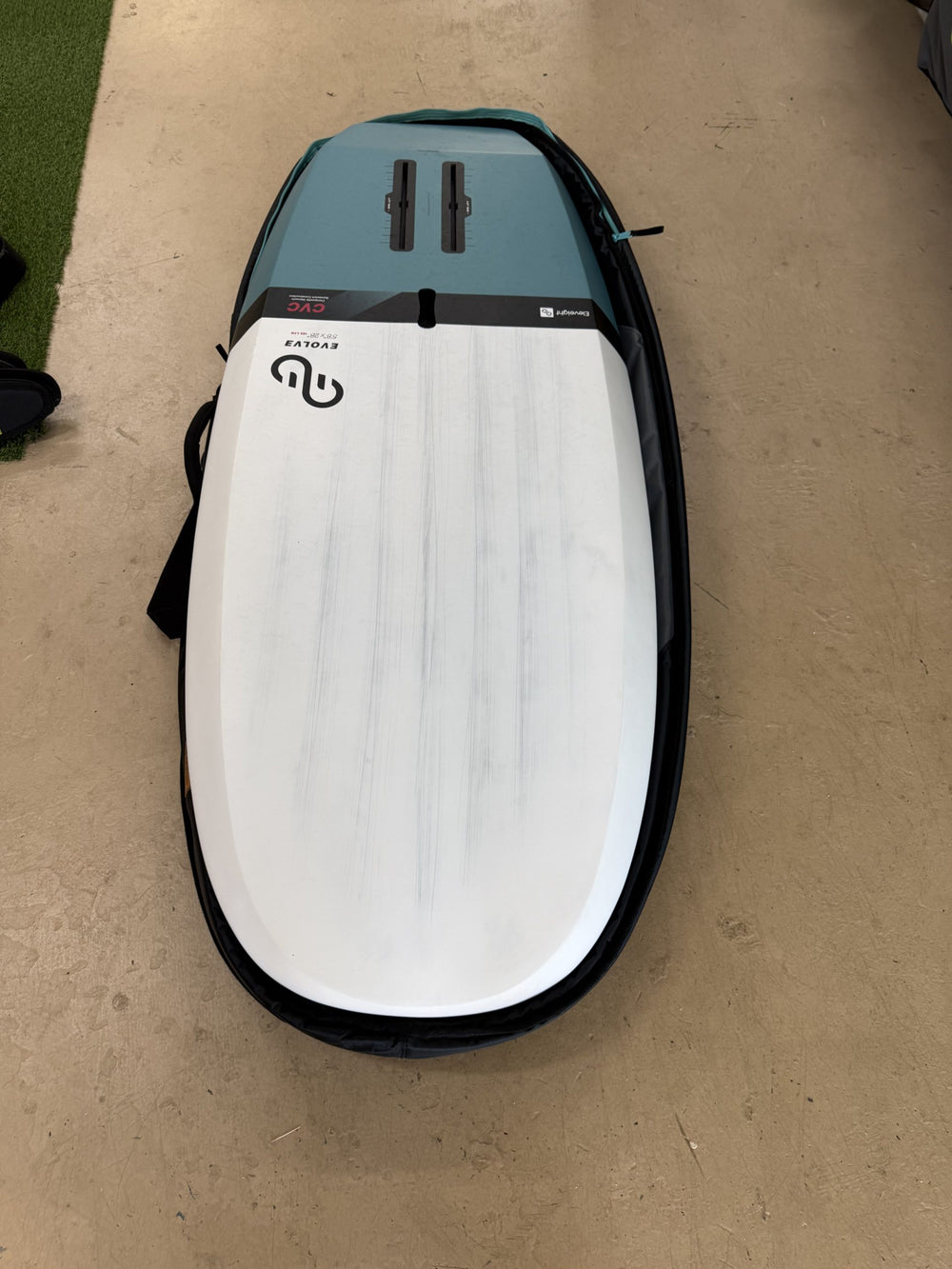 Used Eleveight Evolve V2, Wingfoiling Board & Eleveight Bag